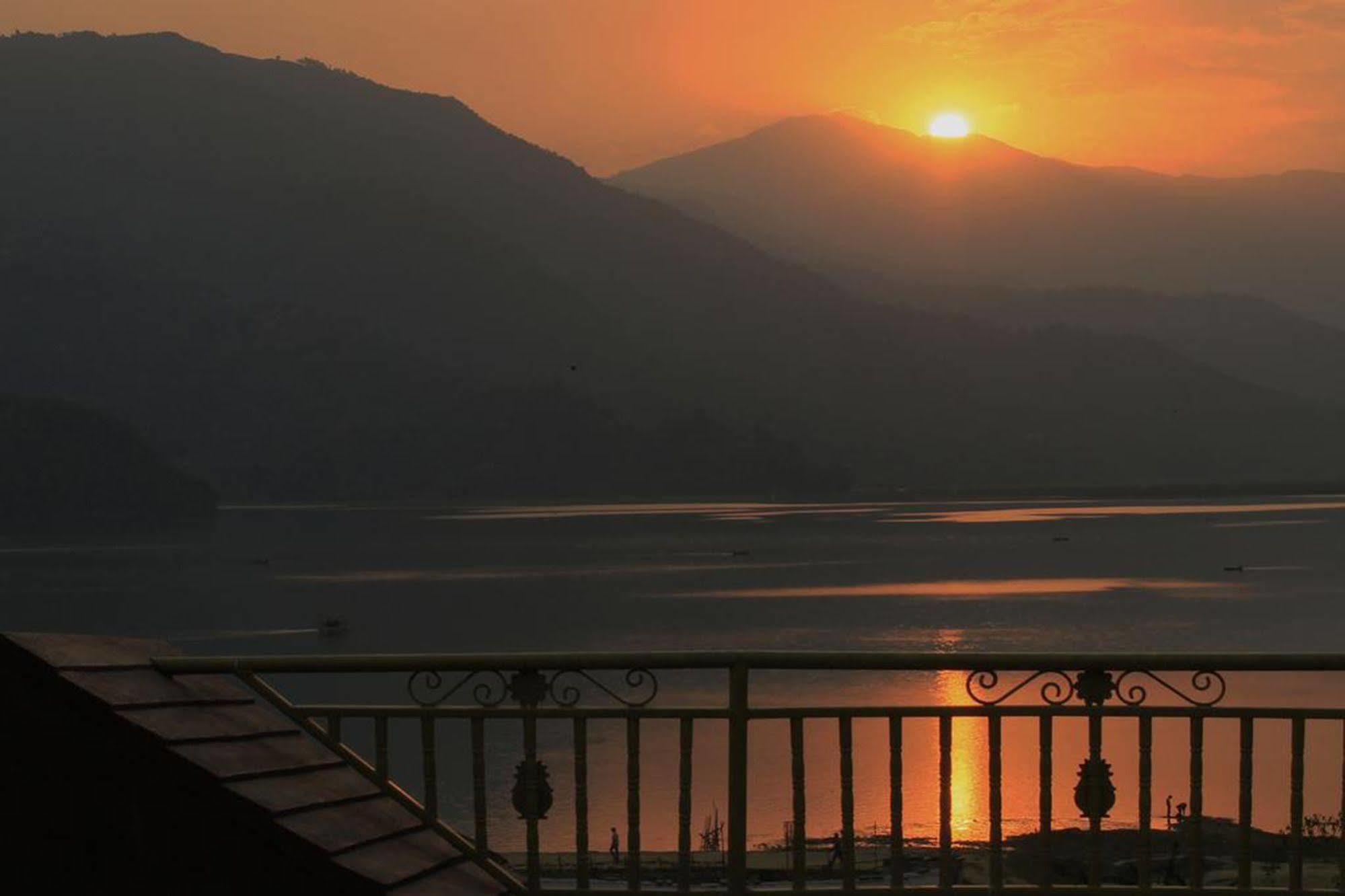 Golden Gate Hotel Pokhara Exterior photo