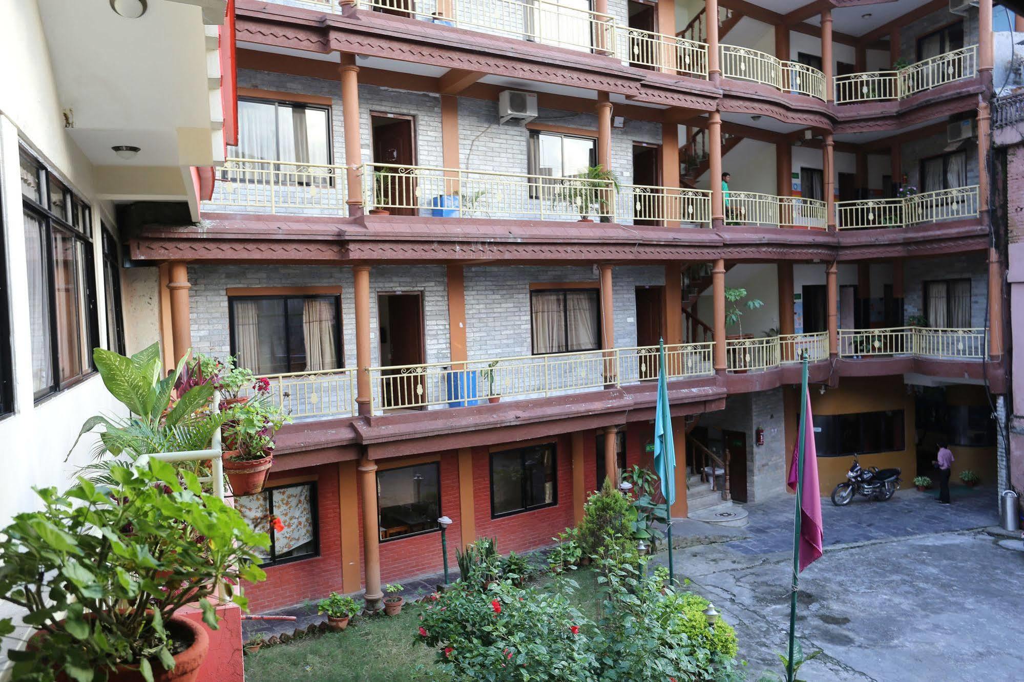 Golden Gate Hotel Pokhara Exterior photo