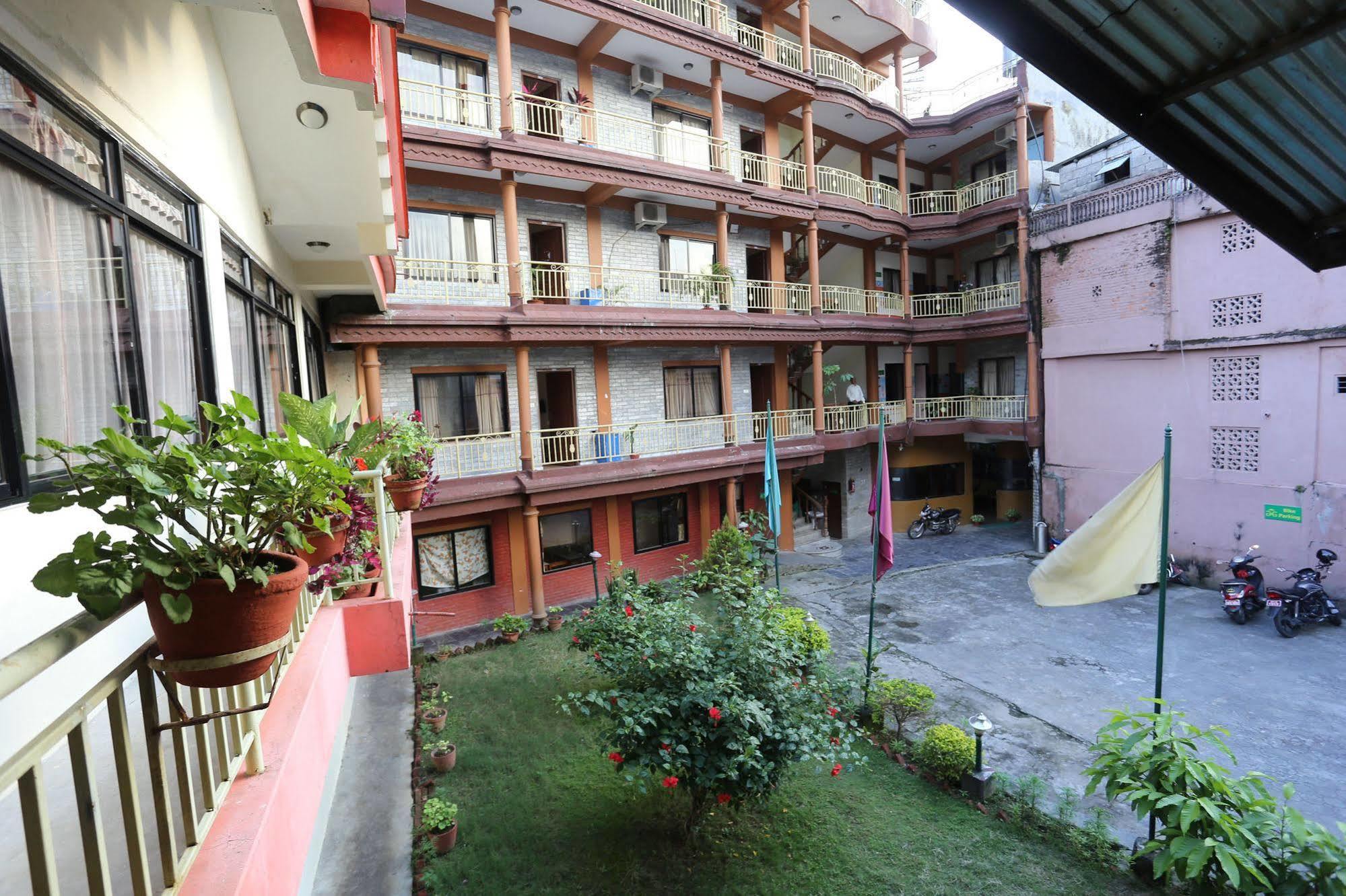 Golden Gate Hotel Pokhara Exterior photo